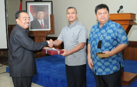 Bupati Bengkalis Serahkan LAKIP 2013 dan PENJA 2014 ke Menpan RI